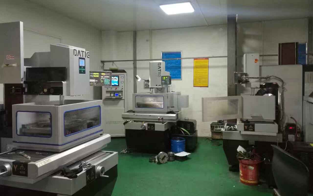 DT320中走絲設(shè)備現(xiàn)場圖片