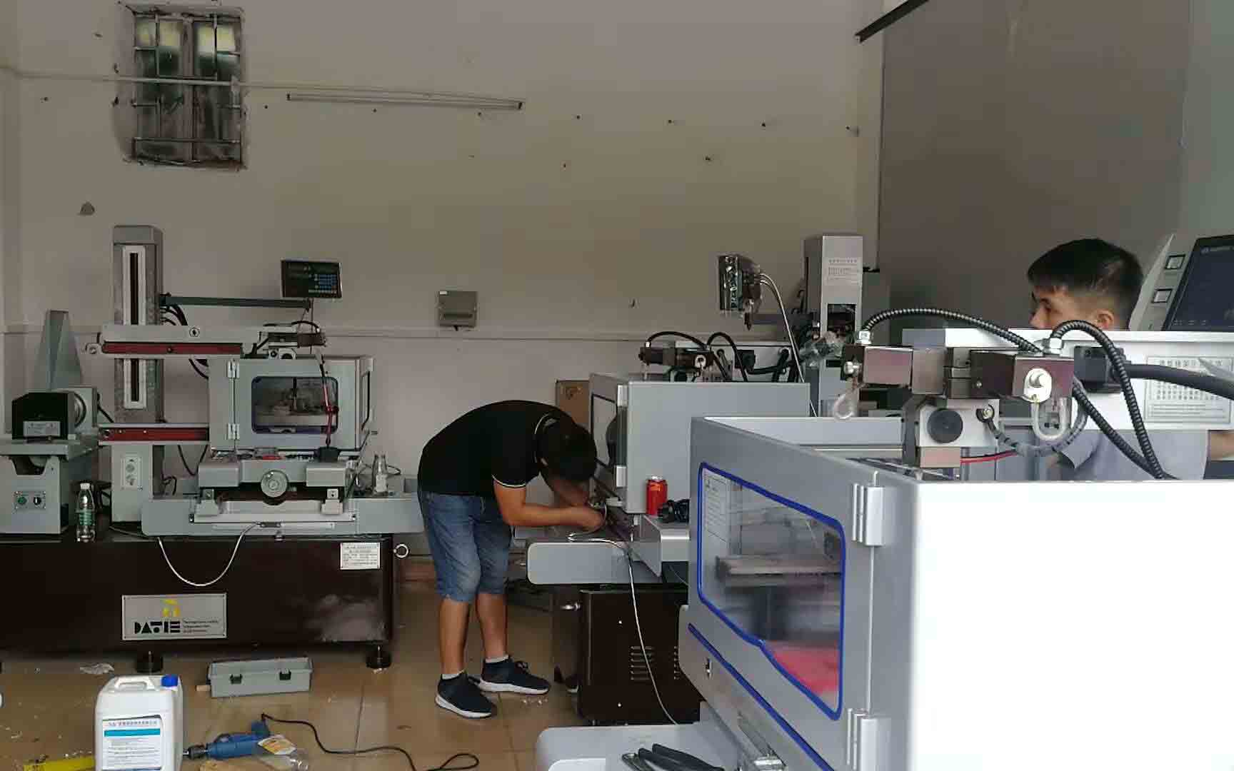 東莞（外協(xié)聶老板）中走絲線切割客戶安裝培訓照片